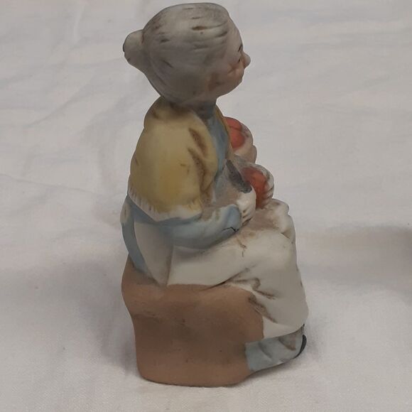 Pair of vintage ceramic figurines: old woman peeling apples and man scrubbing. - Picture 3 of 13